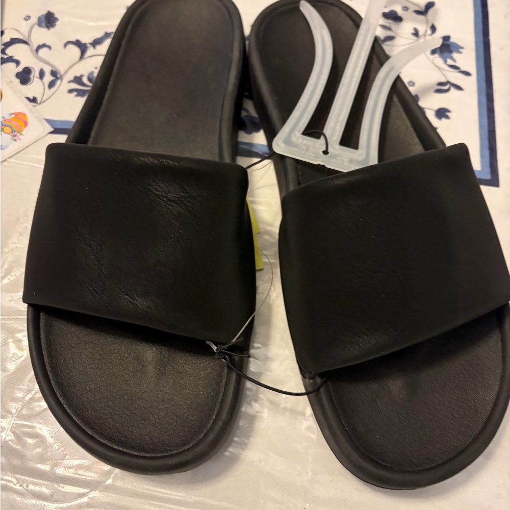 All in Motion Men’s size 10 Black Slide Sandals
